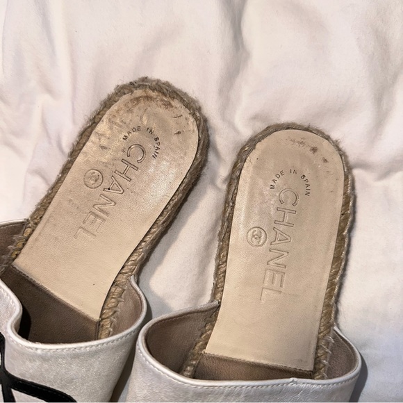 Chanel Open Back Pearlescent Espedrilles Lambskin Black & White Shoes Mules - Picture 2 of 9